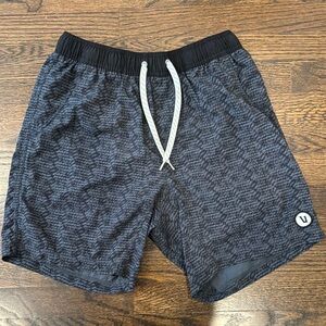 Vuori Kore Black and Gray Patterned Athletic Shorts men’s small drawstring